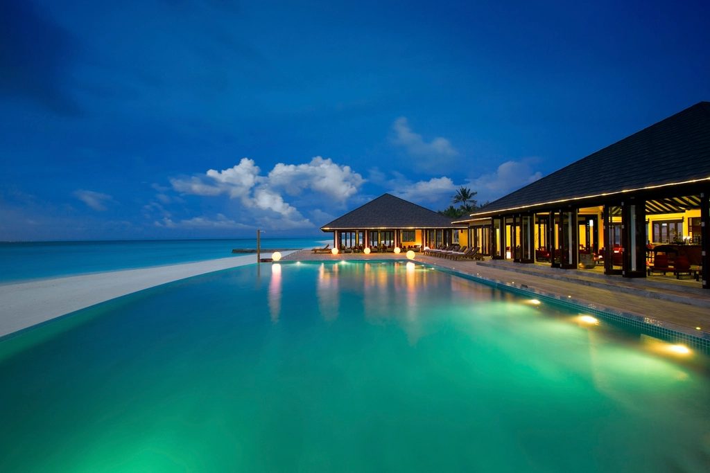 Piscina del hotel al atardecer