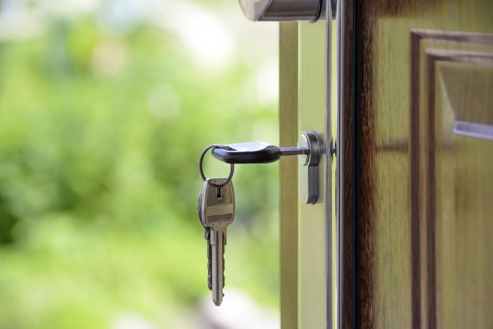 Llaves en la puerta de una vivienda