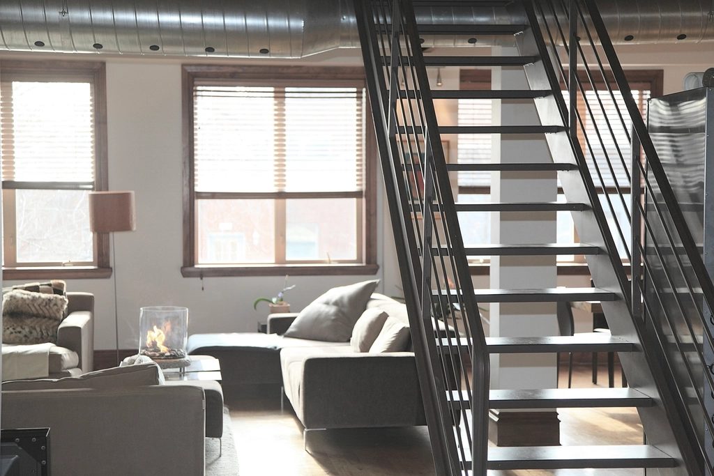 Loft con escalera metálica