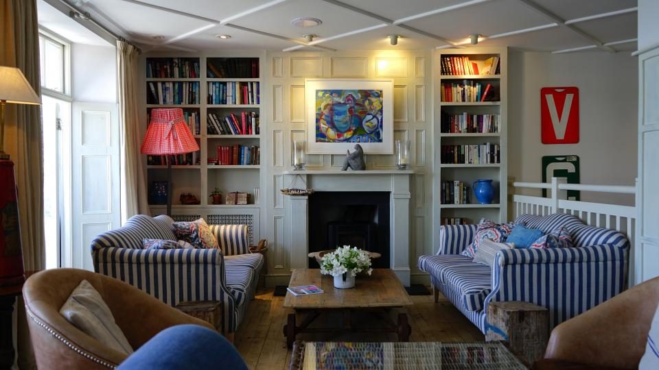 Salón con chimenea y librería