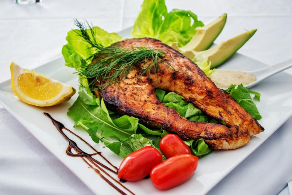 Salmón a la brasa con verduras